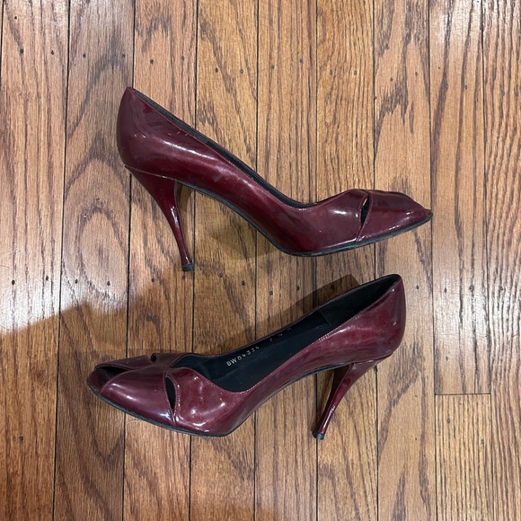 Stuart Weitzman Burgundy Patent Leather Peep Toe Heels - size 7.5 - Picture 11 of 13